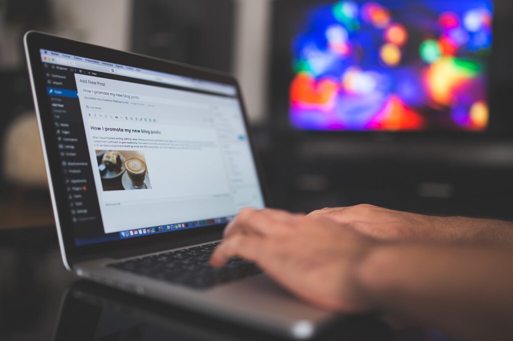 homem acessando a internet com o notebook ligado
