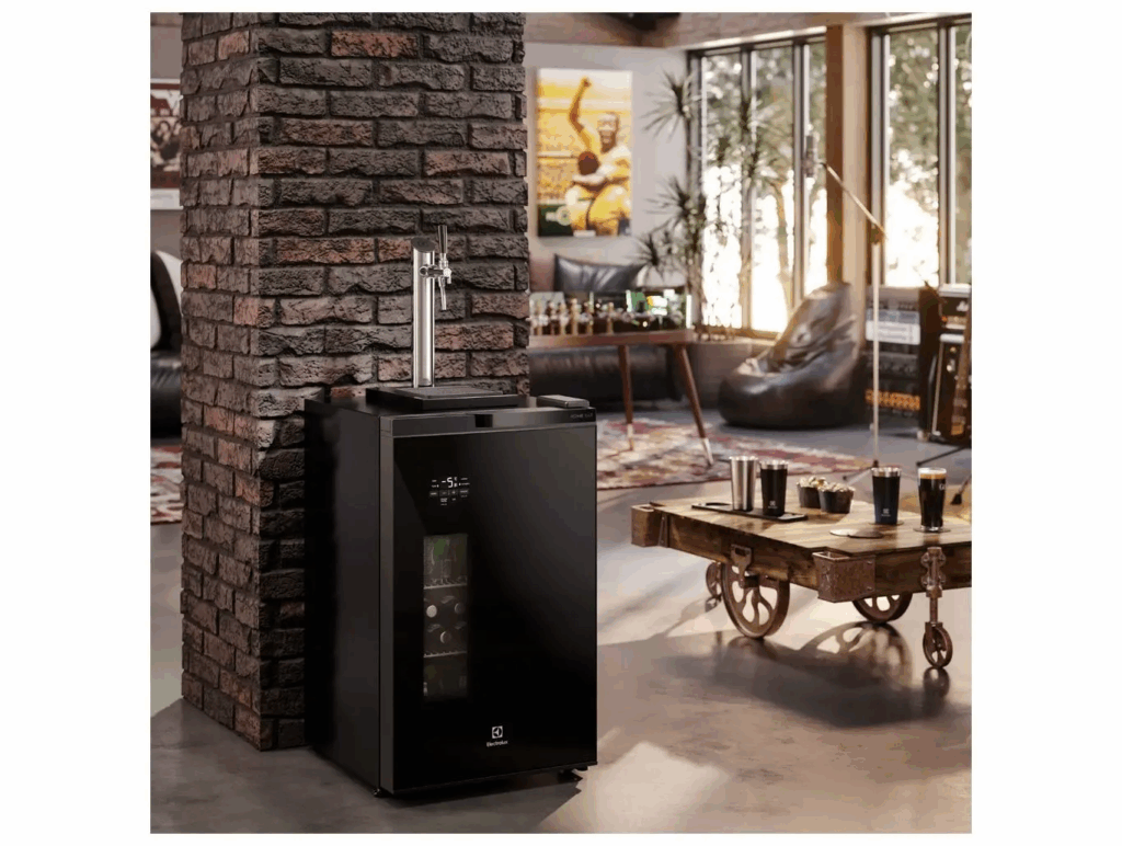 Cervejeira Electrolux EB10C em um ambiente sofisticado