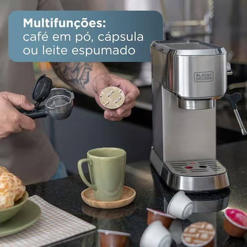 homem segurando acessórios de capsulas da Cafeteira Espresso Black+Decker CEA1200G Gourmand Gris