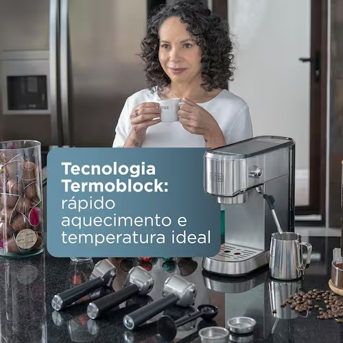 mulher tomando café ao lado da Cafeteira Espresso Black+Decker CEA1200G Gourmand Gris