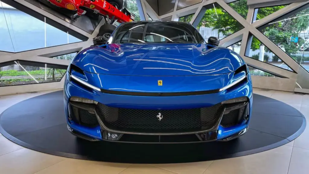 ferrari de cor azul em exposição