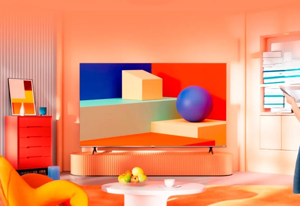 mulher em uma sala colorida e uma tv hisense em frente