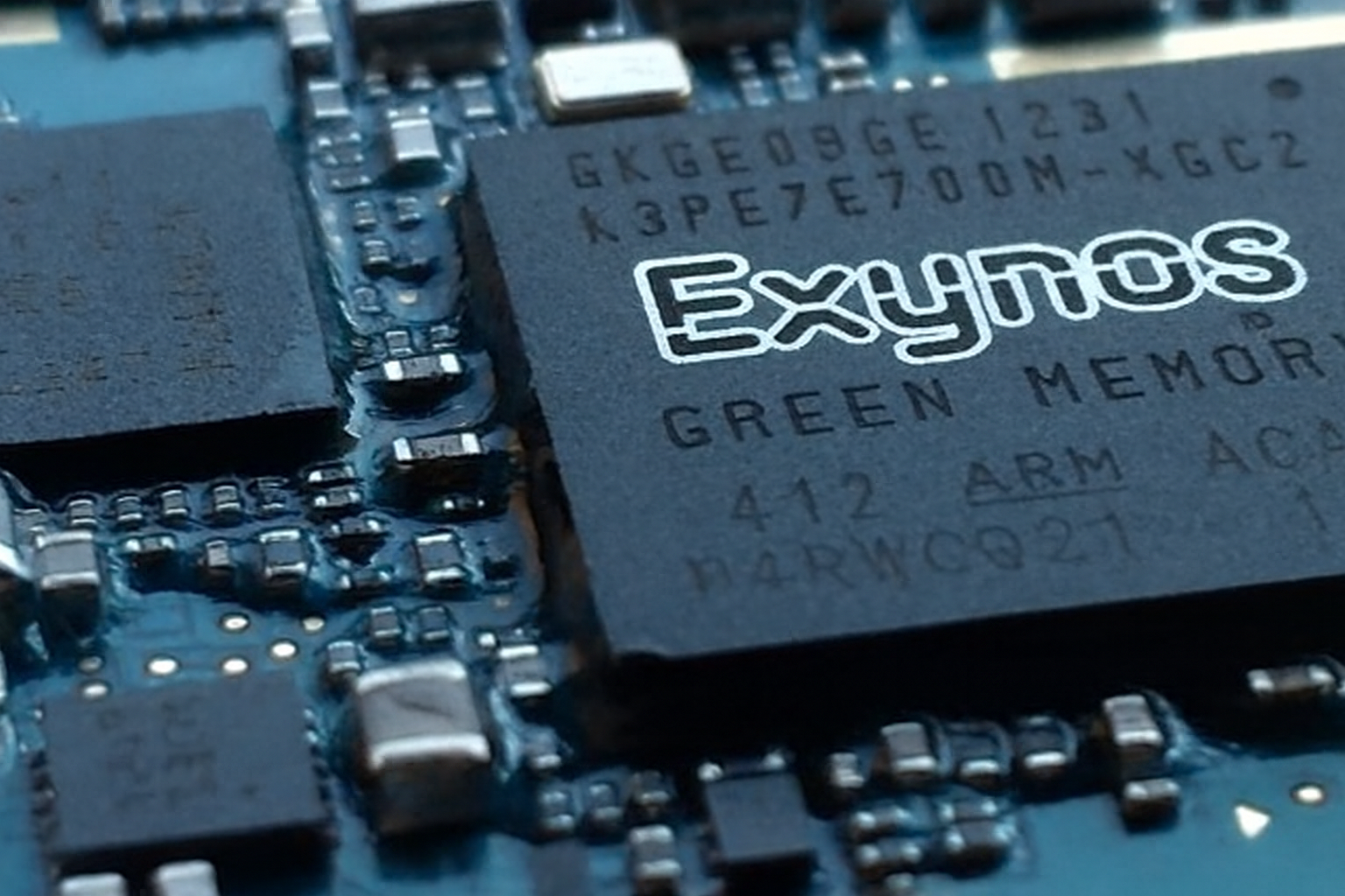 Chip Exynos sobre placa azul com componentes eletrônicos e contorno branco nas letras.