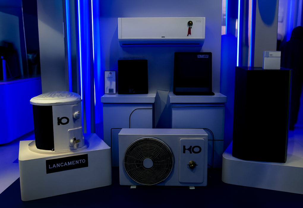 Exposição de aparelhos HQ com iluminação azul e design moderno, sem texto visível.
