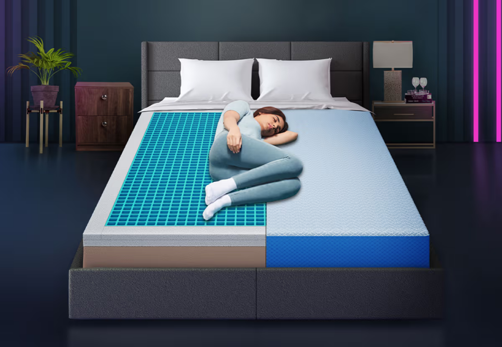 A imagem apresenta uma mulher deitada de lado sobre um colchão parcialmente seccionado, 