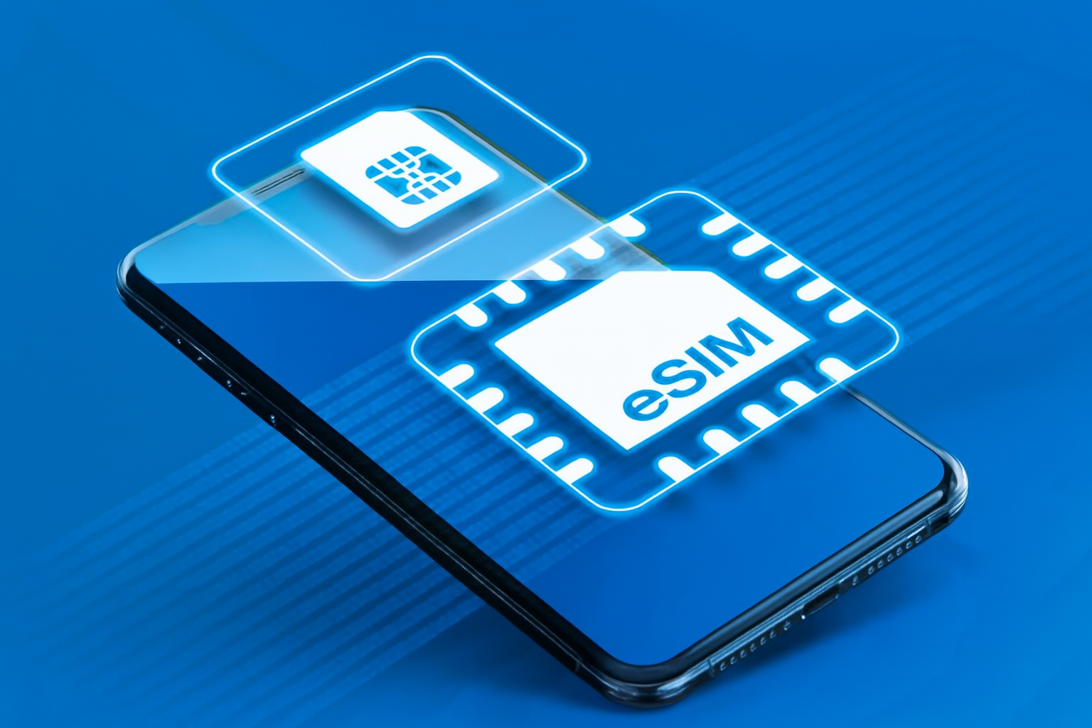 Smartphone com ícones holográficos de chip SIM e eSIM flutuando acima, sobre fundo cinza com linhas digitais.