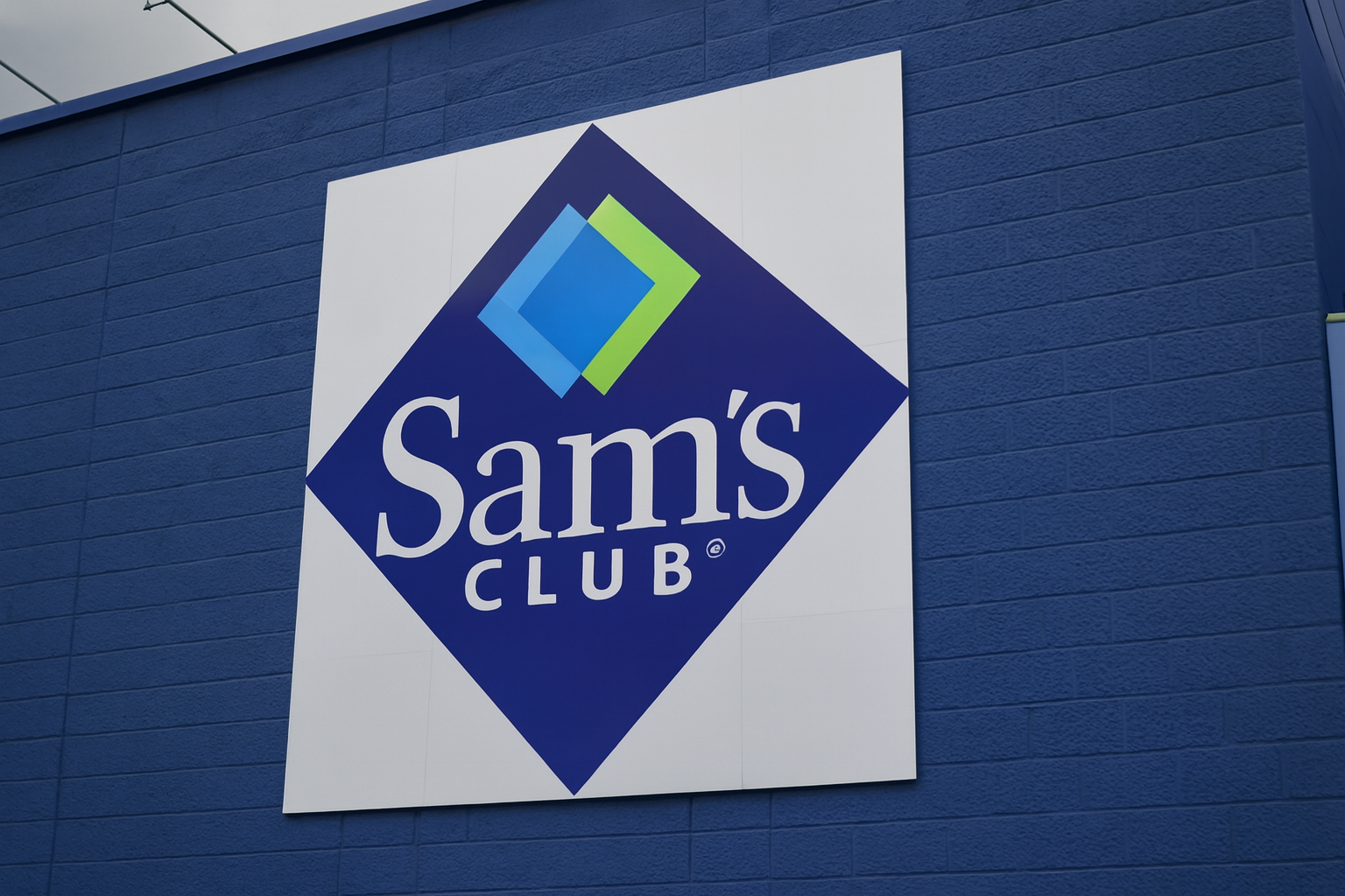 Fachada de loja Sam's Club com logotipo em diamante azul e parede de tijolos azuis.