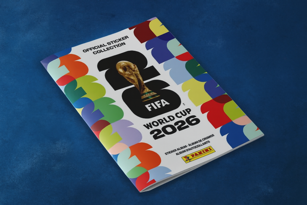 Capa vibrante de álbum da Copa do Mundo 2026 com fundo azul texturizado que destaca o troféu central e os elementos coloridos.