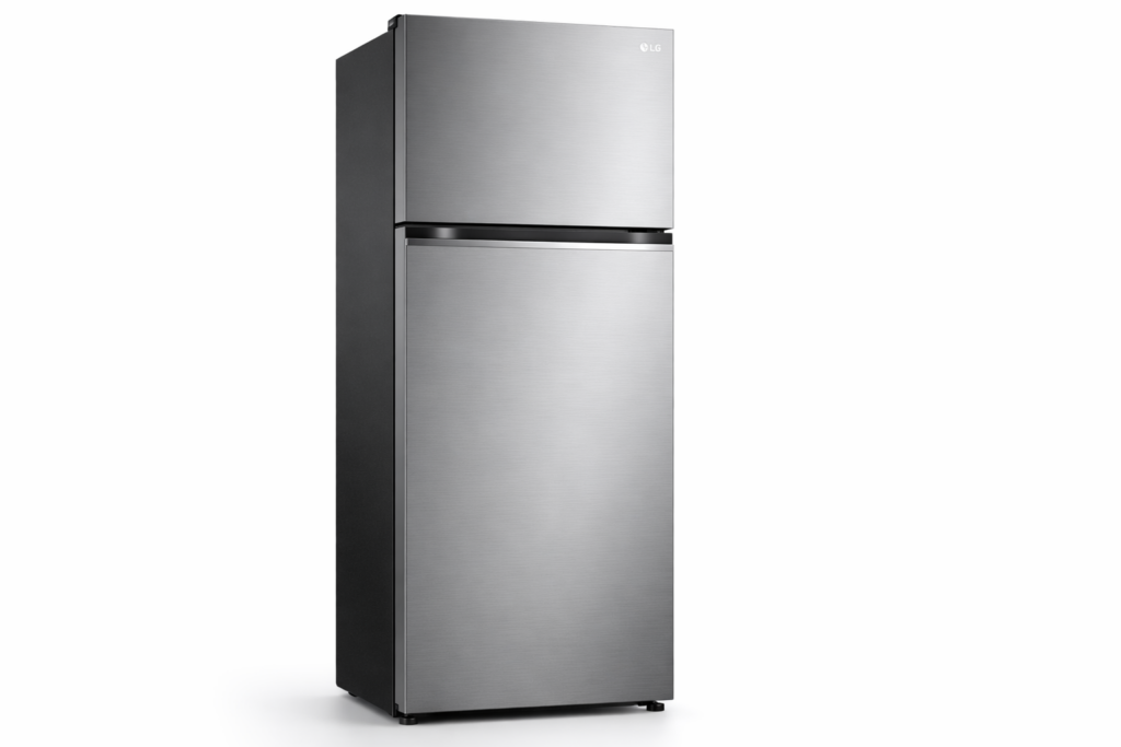 Foto de uma Geladeira LG GN B452PFF aberta com acabamento em inox e fundo branco infinito, em 4K.